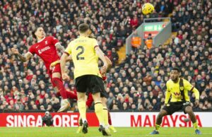 Liverpool mantuvo la punta en la Premier League al derrotar a Burnley 3-1