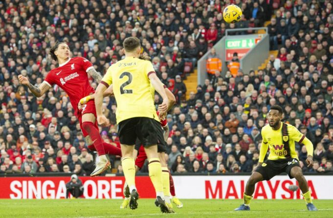 Liverpool mantuvo la punta en la Premier League al derrotar a Burnley 3-1