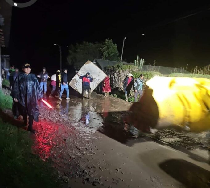 Arequipa: Desborde del río Chococo en La Unión genera daños y una familia fue rescatada