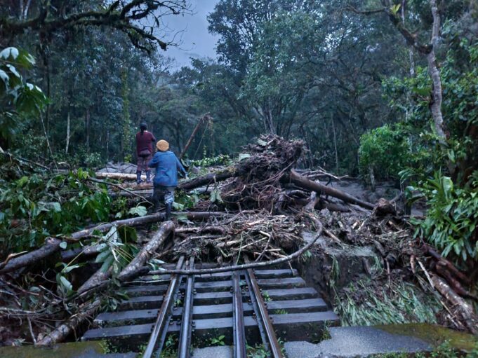 Cusco: Huaico cae sobre la vía férrea que une Ollantaytambo con Machu Picchu