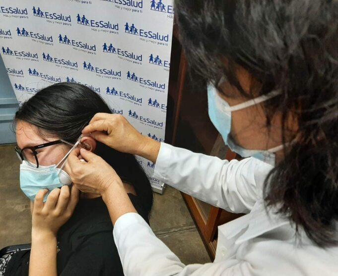 ESSALUD: Destapan millonario negocio de médicos del Almenara en compra de audífonos cocleares