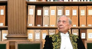 Mario Vargas Llosa es galardonado con el Premio Diálogo en París