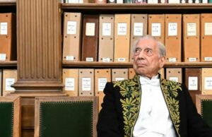 Mario Vargas Llosa es galardonado con el Premio Diálogo en París