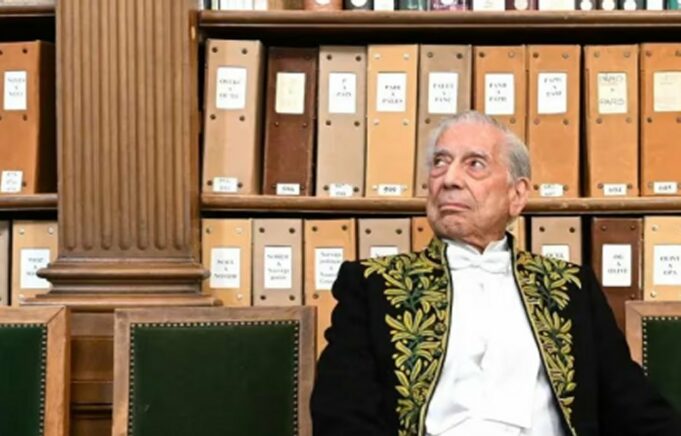 Mario Vargas Llosa es galardonado con el Premio Diálogo en París
