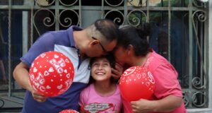 Programa Contigo: familia con discapacidad auditiva celebra su amor sin barreras