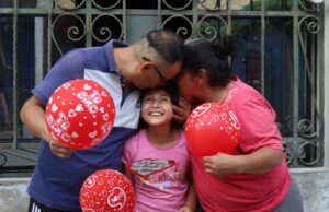 Programa Contigo: familia con discapacidad auditiva celebra su amor sin barreras