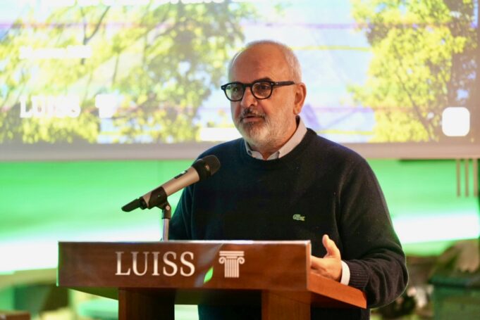 Con éxito se realizó seminario de sociología del italiano Gianfranco Marrone