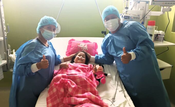 Médicos del Hospital Nacional PNP «Luis N. Sáenz» operan con éxito a hija de Suboficial de la policía
