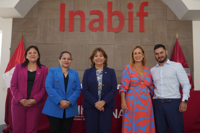 Residentes del Inabif recibieron charlas sobre moda, alta costura y el diseño de Instituto Chio Lecca
