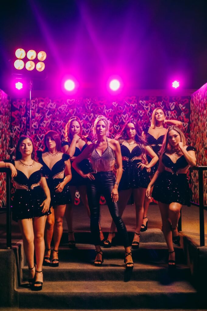 Anna Carina: Cantautora nacional se reinventa con “Tu amor me duele” junto a Corazón Serrano(VIDEO)