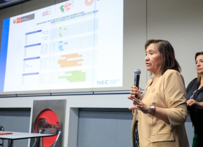 Ministra Choquehuanca anuncia que en abril estarían listos los expedientes técnicos para los kits escolares