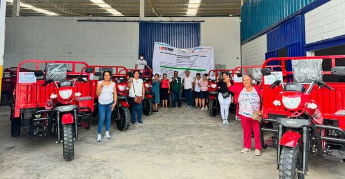 Midagri entregó 8 moto cargueras a una organización agraria de mujeres dedicada a la crianza de cuyes