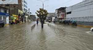 Tumbes amanece inundada tras horas de lluvia y decenas de viviendas afectadas
