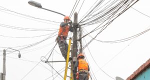 Cables aéreos llegan a su fin: Gobierno ordena el retiro de cables en desuso en todo el país