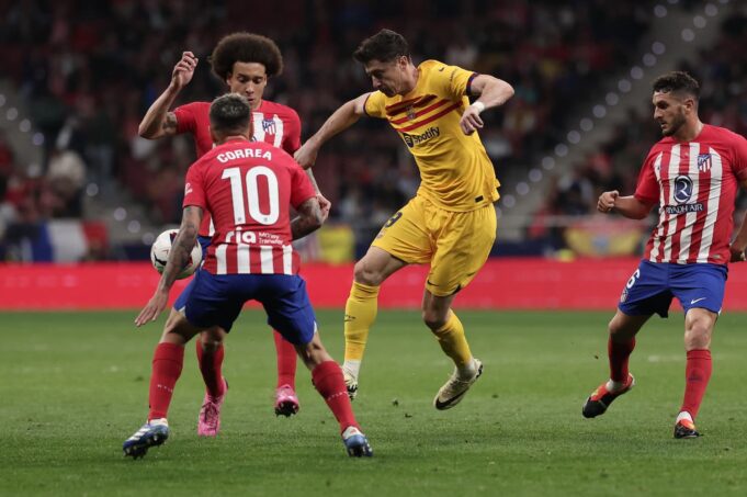 Barcelona goleó al Atlético de Madrid 3-0 y trepó al segundo lugar en España