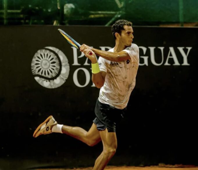 «Juanpi» Varillas paso a semifinales del Challenger de Asunción al ganar al argentino Gómez