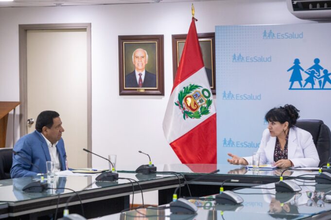 Gobernador Amazonas pide a Presidenta EsSalud acelerar marcha de establecimientos de salud