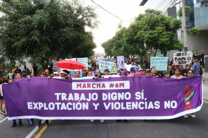 Medios de comunicación del gobierno ignora expresión cultural demiles de jóvenes que marcharon por el Día Internacional de la Mujer