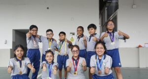 Menores cambian sus juguetes por sus libros para ingresar a la universidad