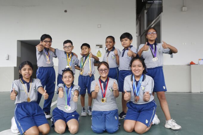 Menores cambian sus juguetes por sus libros para ingresar a la universidad