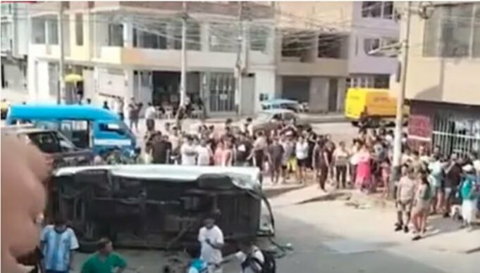 Dos escolares fallecidos y más de 10 heridos deja triple accidente vehicular en Los Olivos