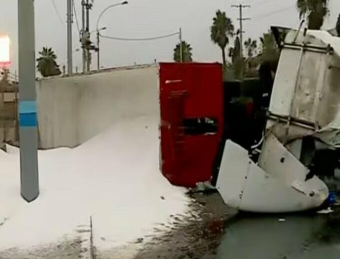 Triple choque en Ventanilla provoca derrame de petróleo en tramo de av. Gambetta