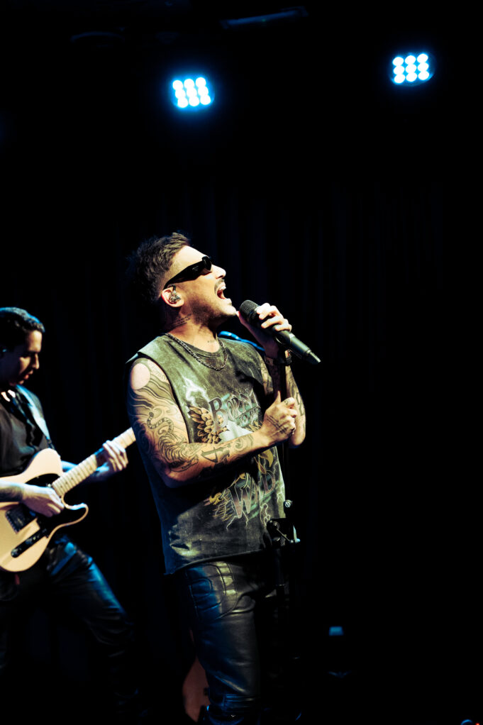 Ezio Oliva: cantautor nacional logra sol out histórico en España (VIDEO)