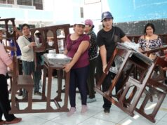 Ministra entrega carpetas a coelgio afectado por un huaico en Chaclacayo