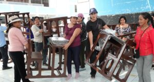 Ministra entrega carpetas a coelgio afectado por un huaico en Chaclacayo