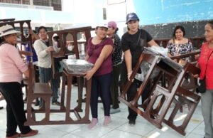 Ministra entrega carpetas a coelgio afectado por un huaico en Chaclacayo