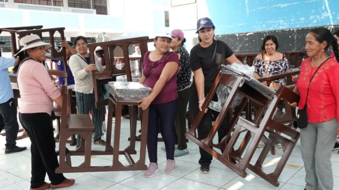 Ministra entrega carpetas a coelgio afectado por un huaico en Chaclacayo