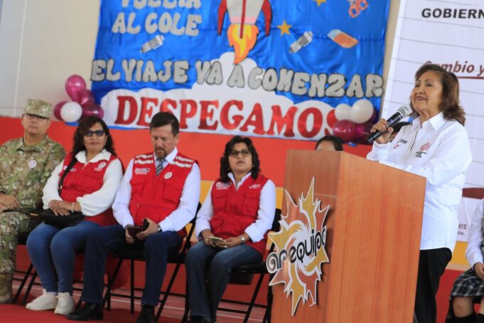 Inicio de año escolar 2024: Ministra Choquehuanca participó en ceremonia de retorno a clases en Arequipa.