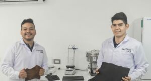 Jóvenes emprendedores crean biocuero con residuos de frutos y vegetales