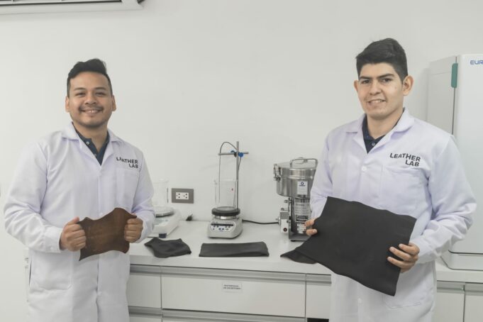 Jóvenes emprendedores crean biocuero con residuos de frutos y vegetales
