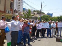 Realizan plantón en la puerta del Ministerio Agricultura exigiendo la renuncia de Ministra