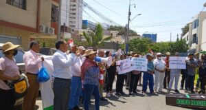 Realizan plantón en la puerta del Ministerio Agricultura exigiendo la renuncia de Ministra