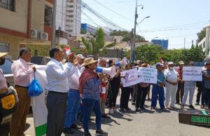 Realizan plantón en la puerta del Ministerio Agricultura exigiendo la renuncia de Ministra