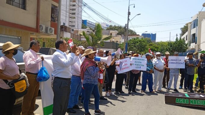 Realizan plantón en la puerta del Ministerio Agricultura exigiendo la renuncia de Ministra