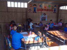 Cientos de escolares reciben clases en aulas provisionales que parecen «hornos»