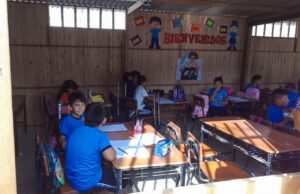 Cientos de escolares reciben clases en aulas provisionales que parecen «hornos»