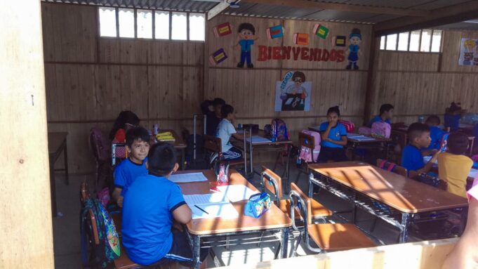 Cientos de escolares reciben clases en aulas provisionales que parecen «hornos»