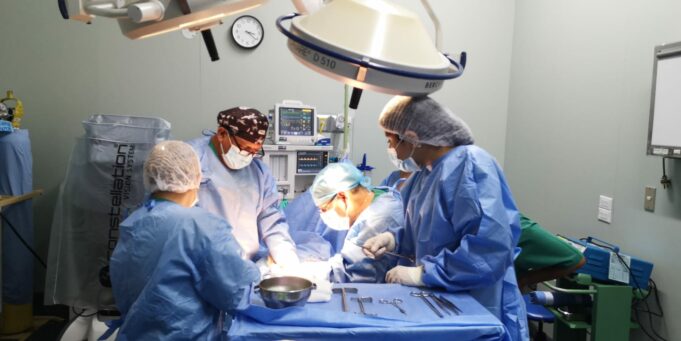 INSN: Médicos extirpan tumor gigante de ovario a niña de 11 años