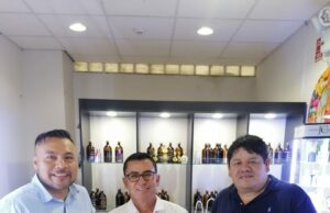 Reconocido cantante Segundo Meléndez compone tema a ‘Perfumista de las Estrellas’ Joaquín Cisneros(VIDEO)