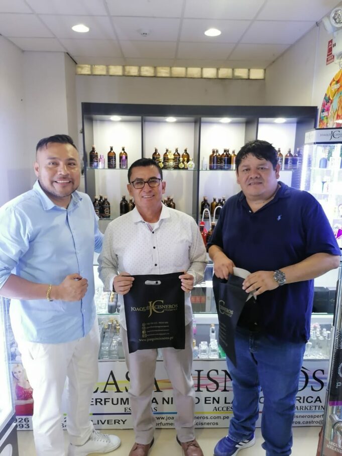 Reconocido cantante Segundo Meléndez compone tema a ‘Perfumista de las Estrellas’ Joaquín Cisneros(VIDEO)