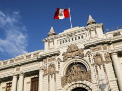 Escándalo por construcción de colegios al interior del país