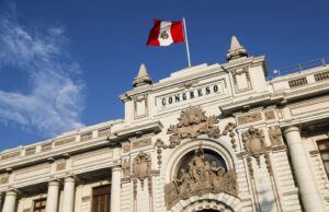 Escándalo por construcción de colegios al interior del país