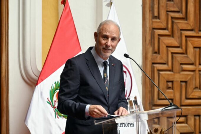 Canciller, Javier González, adelantó salida de Alberto Otaróla y este lo llama «majadero»