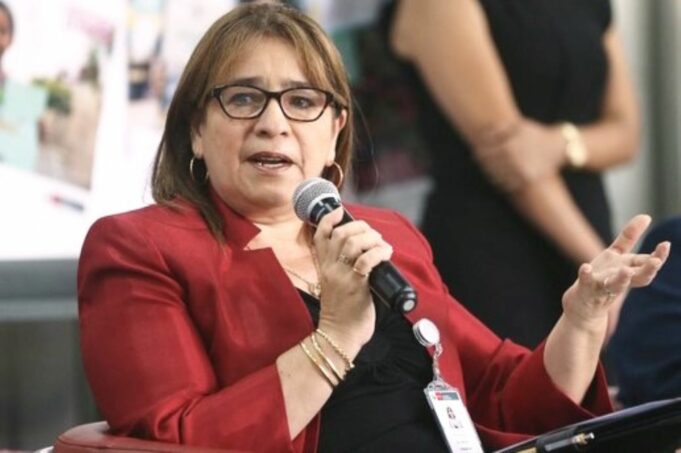 Ministra de Educación afirma que hay mucho por hacer para mejorar escuelas