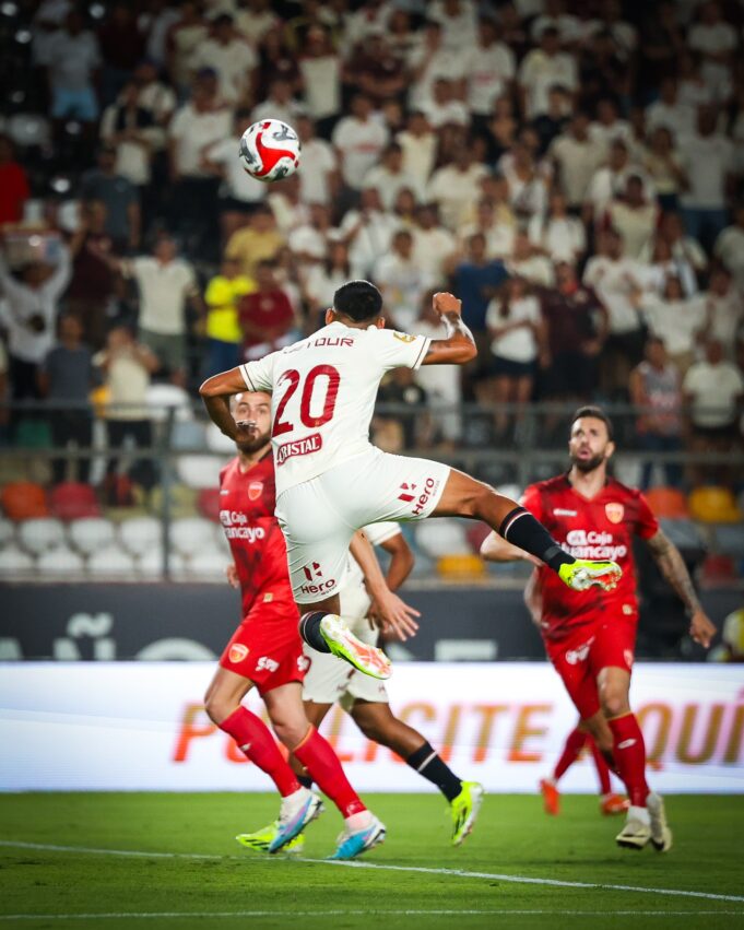 Universitario solitario líder del Apertura al superar a Sport Huancayo 2-0