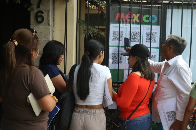 Largas colas en los exteriores de la Embajada de México en Lima tras inicio de trámite de visas